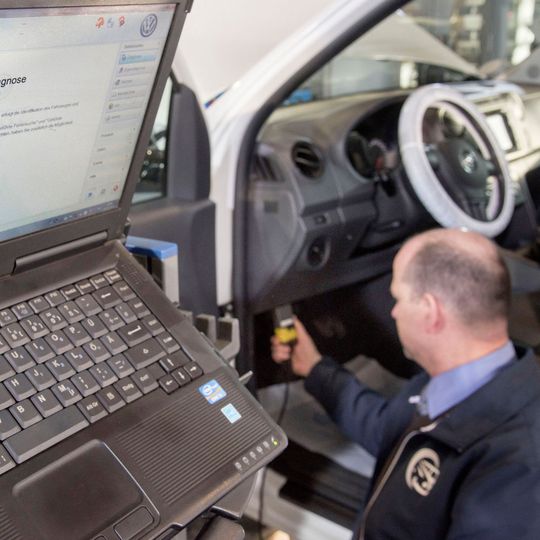 4,1 Millionen Autos erhielten im Zuge des Diesel-Skandals bislang ein Software-Update. 1,2 Millionen fehlen noch. 4,1 Millionen Autos erhielten im Zuge des Diesel-Skandals bislang ein Software-Update. 1,2 Millionen fehlen noch.