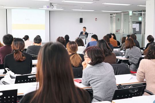 Die Devicemed-Akademie unterstützt die Mitarbeiter von Medizintechnikunternehmen mit zahlreichen aktuellen Weiterbildungsangeboten. Die Devicemed-Akademie unterstützt die Mitarbeiter von Medizintechnikunternehmen mit zahlreichen aktuellen Weiterbildungsangeboten.