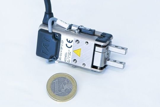Zum Einsatz kommen die Kleinteilegreifer überall da, wo filigrane Kleinteile sicher und energiesparend aufgenommen und bewegt werden sollen. Zum Einsatz kommen die Kleinteilegreifer überall da, wo filigrane Kleinteile sicher und energiesparend aufgenommen und bewegt werden sollen.