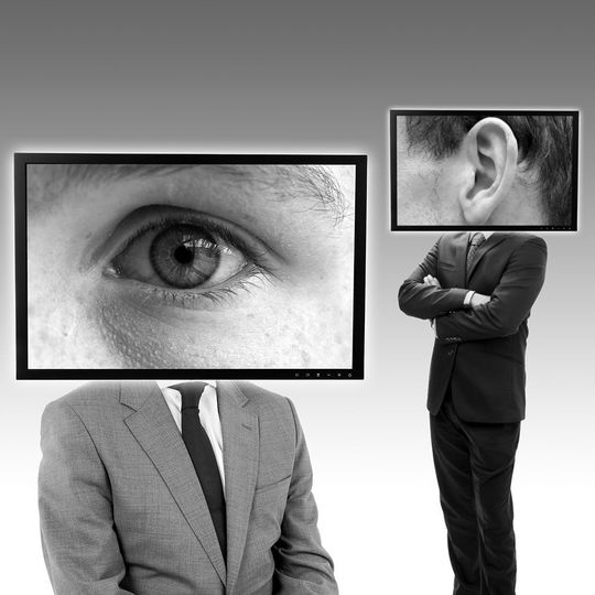 Eine Insider-Bedrohung ist eine Bedrohung der Datensicherheit und IT-Systeme aus den Reihen der eigenen Mitarbeiter, bzw. durch durch Verwendung legitimer Zugangsberechtigungen. Eine Insider-Bedrohung ist eine Bedrohung der Datensicherheit und IT-Systeme aus den Reihen der eigenen Mitarbeiter, bzw. durch durch Verwendung legitimer Zugangsberechtigungen.