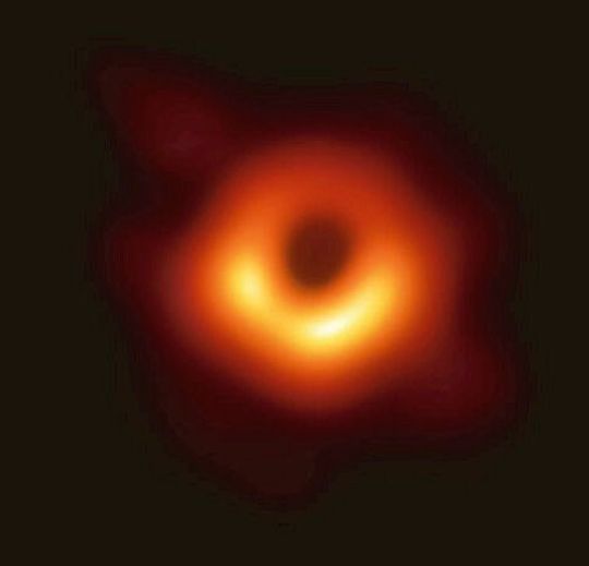 Das erste Bild des Schwarzen Lochs in der benachbarten Galaxie M87, aufgenommen vom Event Horizon Telescope-Projekt. Das erste Bild des Schwarzen Lochs in der benachbarten Galaxie M87, aufgenommen vom Event Horizon Telescope-Projekt.