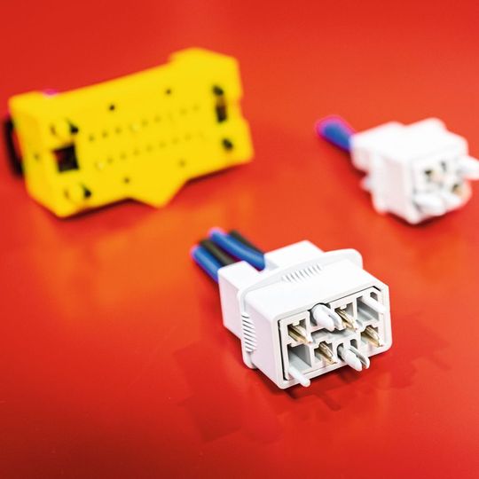 Steckverbinder: Was vor 50 Jahren an der Technischen Akademie Esslingen begann, ist heute aktueller denn je – der elektrische Steckverbinder ist eines der wichtigsten Bauteile der Elektrotechnik und Elektronik. Steckverbinder: Was vor 50 Jahren an der Technischen Akademie Esslingen begann, ist heute aktueller denn je – der elektrische Steckverbinder ist eines der wichtigsten Bauteile der Elektrotechnik und Elektronik.