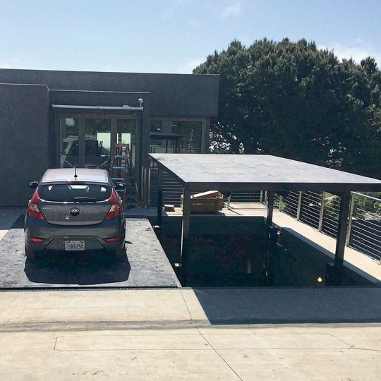 Die Schubkettentechnik wurde für diese zwei Autoaufzüge umgesetzt, die jeweils über 2 Ebenen und eine eigene Tiefgarage verfügen. Die Schubkettentechnik wurde für diese zwei Autoaufzüge umgesetzt, die jeweils über 2 Ebenen und eine eigene Tiefgarage verfügen.