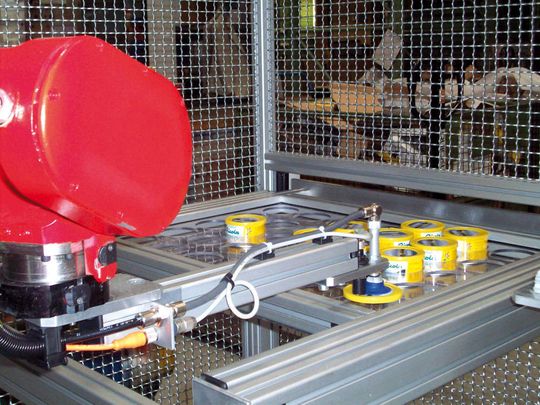 Auf die Frage „Wer hat’s erfunden?“ kann der Pressenhersteller getrost mit „Die Schweizer“ antworten. Präsentiert wurde ein neues Automatisierungskonzept, mit dem Bauteile automatisch aus einer Stapeleinheit entnommen werden können. Bilder: Munde Auf die Frage „Wer hat’s erfunden?“ kann der Pressenhersteller getrost mit „Die Schweizer“ antworten. Präsentiert wurde ein neues Automatisierungskonzept, mit dem Bauteile automatisch aus einer Stapeleinheit entnommen werden können. Bilder: Munde