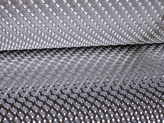 Entscheidende Prägung: Silopal besteht aus einer Aluminiumfolie, die glatt, genoppt oder kalottiert ausgeführt wird. Entscheidende Prägung: Silopal besteht aus einer Aluminiumfolie, die glatt, genoppt oder kalottiert ausgeführt wird.
