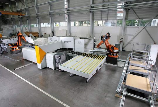 Auf beiden Seiten des Biegezentrums sorgen Kuka-Roboter für das automatische Be- und Entladen. Bilder: Kuka Auf beiden Seiten des Biegezentrums sorgen Kuka-Roboter für das automatische Be- und Entladen. Bilder: Kuka
