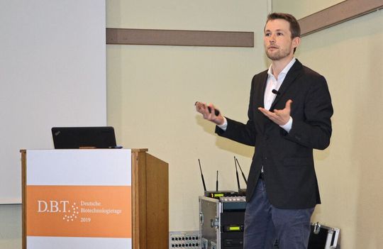 Robin Röhm spricht auf den Biotechnologietagen 2019 in Würzburg über Maschinelles Lernen. Robin Röhm spricht auf den Biotechnologietagen 2019 in Würzburg über Maschinelles Lernen.
