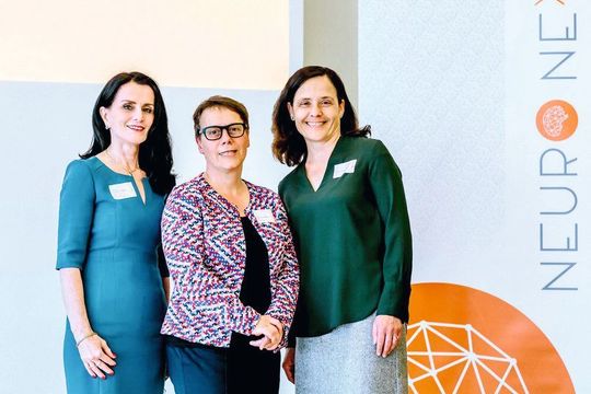 Denise Manahan-Vaughan, Gründerin von Neuronexxt, zusammen mit RUB-Kanzlerin Christina Reinhardt und SFB-Koordinatorin Sabine Dannenberg bei der Auftaktveranstaltung (von links). Denise Manahan-Vaughan, Gründerin von Neuronexxt, zusammen mit RUB-Kanzlerin Christina Reinhardt und SFB-Koordinatorin Sabine Dannenberg bei der Auftaktveranstaltung (von links).