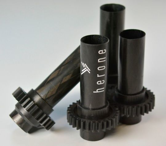 Beim prämierten Antriebswellensystem mit angespritztem Zahnrad wurde die Hohlprofiltechnologie von Herone mit der Hybrid-Moulding-Technologie von Victrex verbunden. Beim prämierten Antriebswellensystem mit angespritztem Zahnrad wurde die Hohlprofiltechnologie von Herone mit der Hybrid-Moulding-Technologie von Victrex verbunden.