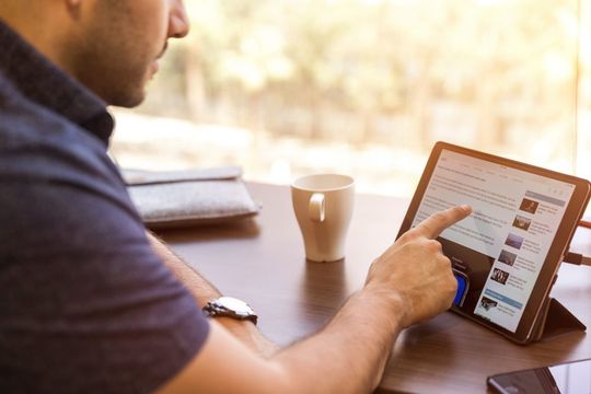 Das Business-Netzwerk LinkedIn führt das neue Nachrichtenformat „Aktuell und diskutiert“ nun auch in Deutschland, Österreich und der Schweiz ein. Das Business-Netzwerk LinkedIn führt das neue Nachrichtenformat „Aktuell und diskutiert“ nun auch in Deutschland, Österreich und der Schweiz ein.