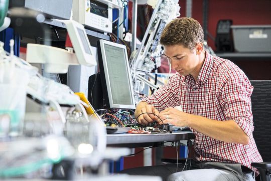 Outsourcing: Wenn ein OEM seine Produktion auslagern möchte, um Kosten zu sparen, kann ein EMS-Dienstleister wertvolle Hilfe bieten. Outsourcing: Wenn ein OEM seine Produktion auslagern möchte, um Kosten zu sparen, kann ein EMS-Dienstleister wertvolle Hilfe bieten.