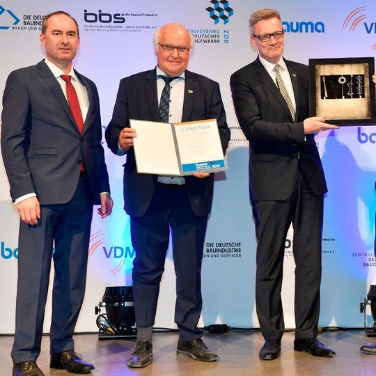 Die Herrenknecht AG gewann den Preis in der Kategorie Maschine mit ihrer E-Power Pipe. Hiermit entwickelte das Unternehmen ein Verfahren für die wirtschaftliche und umweltschonende Verlegung von Erdkabeln. Die Herrenknecht AG gewann den Preis in der Kategorie Maschine mit ihrer E-Power Pipe. Hiermit entwickelte das Unternehmen ein Verfahren für die wirtschaftliche und umweltschonende Verlegung von Erdkabeln.