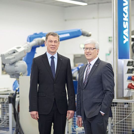 In der Geschäftsführung der Yaskawa Europe GmbH folgt Bruno Schnekenburger (links), bisher COO, als President & CEO auf Manfred Stern. In der Geschäftsführung der Yaskawa Europe GmbH folgt Bruno Schnekenburger (links), bisher COO, als President & CEO auf Manfred Stern.
