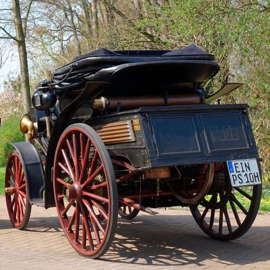 Erstzulassung 1894, Wiederzulassung 2019: Die „Benz Victoria“ des PS Speichers greift ab sofort offiziell ins Straßengeschehen ein. Erstzulassung 1894, Wiederzulassung 2019: Die „Benz Victoria“ des PS Speichers greift ab sofort offiziell ins Straßengeschehen ein.