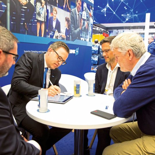 Schunk und Another Brain kooperieren bei der Entwicklung autonomer Greifsystemlösungen. Die entsprechende Erklärung wurde im Rahmen der Hannover Messe von den CEO Henrik A. Schunk (2.v.l.) und Bruno Maisonnier (r.) unterzeichnet. Schunk und Another Brain kooperieren bei der Entwicklung autonomer Greifsystemlösungen. Die entsprechende Erklärung wurde im Rahmen der Hannover Messe von den CEO Henrik A. Schunk (2.v.l.) und Bruno Maisonnier (r.) unterzeichnet.