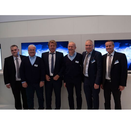 Rutronik vertreibt jetzt Goodram-Produkte (v. l.): Bernd Hantsche (Produktmarketing Rutronik), Wolfgang Kemmler (Sales Manager Wilk Elektronik), Thomas Rudel (CEO Rutronik), Wieslaw Wilk (Firmeninhaber Wilk Elektronik), Andreas Hofmann (Produktmarketing Rutronik), Frank Bittigkoffer (Produktmarketing Rutronik). Rutronik vertreibt jetzt Goodram-Produkte (v. l.): Bernd Hantsche (Produktmarketing Rutronik), Wolfgang Kemmler (Sales Manager Wilk Elektronik), Thomas Rudel (CEO Rutronik), Wieslaw Wilk (Firmeninhaber Wilk Elektronik), Andreas Hofmann (Produktmarketing Rutronik), Frank Bittigkoffer (Produktmarketing Rutronik).