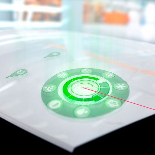 Fehlerdokumentation mit Q-Select am Beispiel einer Motorhaube: Per Laserpointer wird der Fehler markiert, über das kreisförmig angeordnete, für den jeweiligen Einsatzzweck angepasste Menü annotiert. Fehlerdokumentation mit Q-Select am Beispiel einer Motorhaube: Per Laserpointer wird der Fehler markiert, über das kreisförmig angeordnete, für den jeweiligen Einsatzzweck angepasste Menü annotiert.