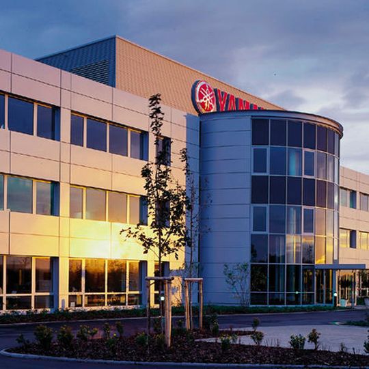 Das neue Support-Büro, Teil der Yamaha Motor Europe N.V. in Neuss bei Düsseldorf, ist strategisch günstig gelegen, um intensiven Kontakt mit Yamahas Vertretungen und Distributoren in ganz Europa zu halten. Das neue Support-Büro, Teil der Yamaha Motor Europe N.V. in Neuss bei Düsseldorf, ist strategisch günstig gelegen, um intensiven Kontakt mit Yamahas Vertretungen und Distributoren in ganz Europa zu halten.