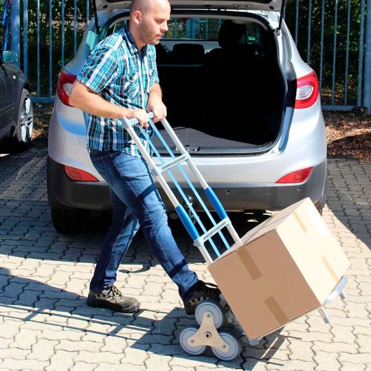 Der neue faltbare Aluminium-Treppensteiger von Expresso mit 2×3-Rollen-Stufenfahrwerk. Der neue faltbare Aluminium-Treppensteiger von Expresso mit 2×3-Rollen-Stufenfahrwerk.