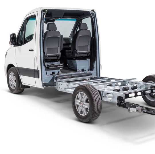 Al-Ko bietet sein Reisemobil-Chassis auch mit Mercedes-Benz-Sprinter-Triebkopf an. Al-Ko bietet sein Reisemobil-Chassis auch mit Mercedes-Benz-Sprinter-Triebkopf an.