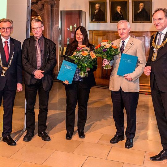 Verleihung des Wissenschaftspreises (v.l.n.r.): Prof. Hans Wiesmeth (Präsident Sächsische Akademie der Wissenschaften), Prof. Erich Schröger (Prorektor Universität Leipzig), Prof. Evamarie Hey-Hawkins (Preisträgerin), Prof. Frank-Dieter Kopinke (Preisträger), Burkhard Jung (OBM Leipzig). Verleihung des Wissenschaftspreises (v.l.n.r.): Prof. Hans Wiesmeth (Präsident Sächsische Akademie der Wissenschaften), Prof. Erich Schröger (Prorektor Universität Leipzig), Prof. Evamarie Hey-Hawkins (Preisträgerin), Prof. Frank-Dieter Kopinke (Preisträger), Burkhard Jung (OBM Leipzig).