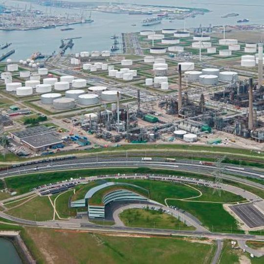 Mit dem 250-Megawatt-Elektrolyseur will der Hafen Rotterdam eine Vorreiterrolle bei der Energiewende übernehmen. Mit dem 250-Megawatt-Elektrolyseur will der Hafen Rotterdam eine Vorreiterrolle bei der Energiewende übernehmen.