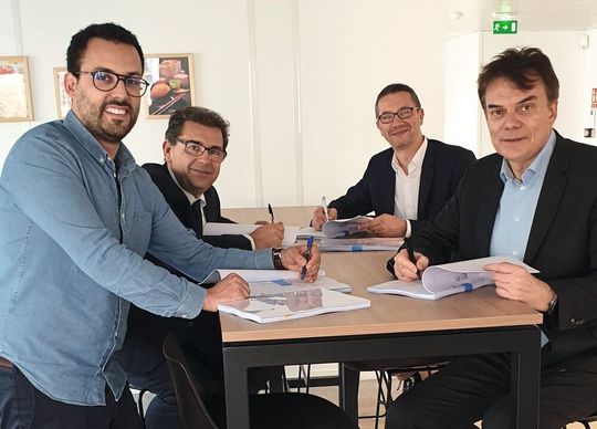 Unterzeichnen den Gründungsvertrag (v.l.): Waël Cheaib, Gründer und CEO von Safecube, Pascal Zammit, Director Connected Mobility Solutions bei Michelin, Patrick Cason, General Manager bei Sigfox Frankreich und Fabrice Bonneau, CEO von Argon Consulting. Unterzeichnen den Gründungsvertrag (v.l.): Waël Cheaib, Gründer und CEO von Safecube, Pascal Zammit, Director Connected Mobility Solutions bei Michelin, Patrick Cason, General Manager bei Sigfox Frankreich und Fabrice Bonneau, CEO von Argon Consulting.