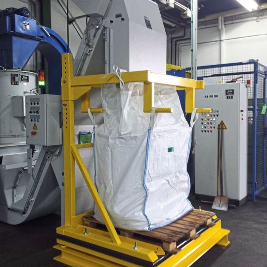 Die Big-Bag-Stationen bestehen aus robusten Plattformwaagen und einer Big-Bag-Aufnahmestation, so wird jeder Span erfasst. Die Big-Bag-Stationen bestehen aus robusten Plattformwaagen und einer Big-Bag-Aufnahmestation, so wird jeder Span erfasst.
