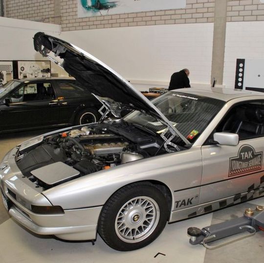 Schwerpunktmäßig um Autos der Achtziger und Neunziger geht es im TAK-Seminar „Servicespezialist Oldtimer und Youngtimer“. Schwerpunktmäßig um Autos der Achtziger und Neunziger geht es im TAK-Seminar „Servicespezialist Oldtimer und Youngtimer“.