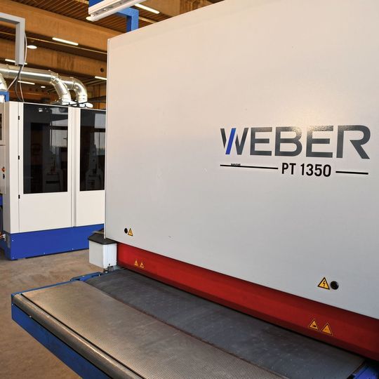 Um ein Topfinish der Blechteile sicherzustellen und dabei Materialverschleppungen auszuschließen, arbeitet Seiwald Blechform mit zwei Schleif- und Entgratmaschinen Weber PT 1350. Um ein Topfinish der Blechteile sicherzustellen und dabei Materialverschleppungen auszuschließen, arbeitet Seiwald Blechform mit zwei Schleif- und Entgratmaschinen Weber PT 1350.