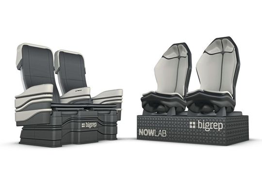 Der Retro Seat (links) bringt 50 % Gewichtsersparnis gegenüber dem Originalsitz. Der bionisch geformte Aero Seat (rechts) soll ein völlig neues Flugerlebnis bieten.