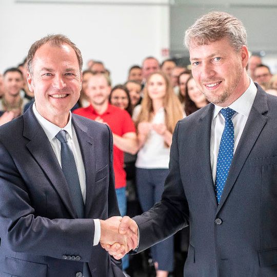 Axel Juhre (rechts), neuer Leiter des BMW Niederlassungsverbundes Mitte, mit seinem Vorgänger Uwe Holzer. Axel Juhre (rechts), neuer Leiter des BMW Niederlassungsverbundes Mitte, mit seinem Vorgänger Uwe Holzer.