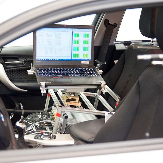 Im Rahmen einer Doktorarbeit bei ARRK Engineering wurde ein numerischer Algorithmus entwickelt, der dies mittels Krylov-Unterraum-Verfahren reduzierte FE-Modelle in die multiphysikalische Simulation einbindet. Im Rahmen einer Doktorarbeit bei ARRK Engineering wurde ein numerischer Algorithmus entwickelt, der dies mittels Krylov-Unterraum-Verfahren reduzierte FE-Modelle in die multiphysikalische Simulation einbindet.