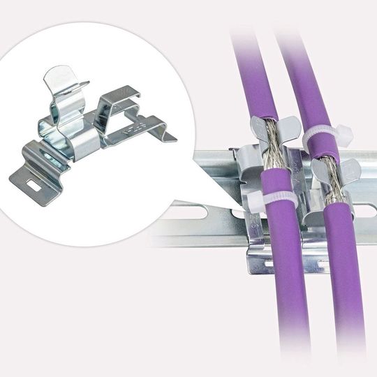 Die Neuauflage der Schirmklammer SFZ-M|MSKL soll mit verbesserter Haltekraft auf der Hutschiene, geringerem Übertragungswiderstand sowie konstantem Druck auf den Kabelschirm überzeugen. Die Neuauflage der Schirmklammer SFZ-M|MSKL soll mit verbesserter Haltekraft auf der Hutschiene, geringerem Übertragungswiderstand sowie konstantem Druck auf den Kabelschirm überzeugen.