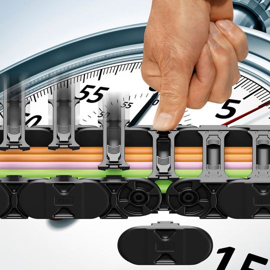 Die neue E4Q-Energiekette von Igus für freitragende und lange Wege ist aufgrund der Schnellöffnungsstege sehr schnell per Hand montiert. Die neue E4Q-Energiekette von Igus für freitragende und lange Wege ist aufgrund der Schnellöffnungsstege sehr schnell per Hand montiert.