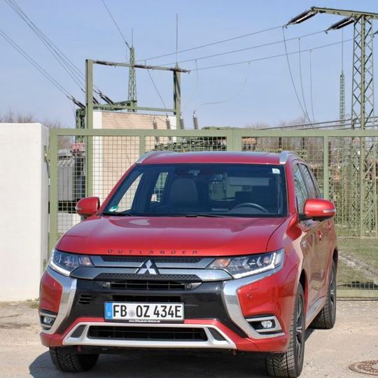 Bei vielen Kunden ist der Funke offenbar übergesprungen: Mehr als 150.000 Einheiten konnte Mitsubishi vom Outlander Plug-in-Hybrid bereits verkaufen. Bei vielen Kunden ist der Funke offenbar übergesprungen: Mehr als 150.000 Einheiten konnte Mitsubishi vom Outlander Plug-in-Hybrid bereits verkaufen.