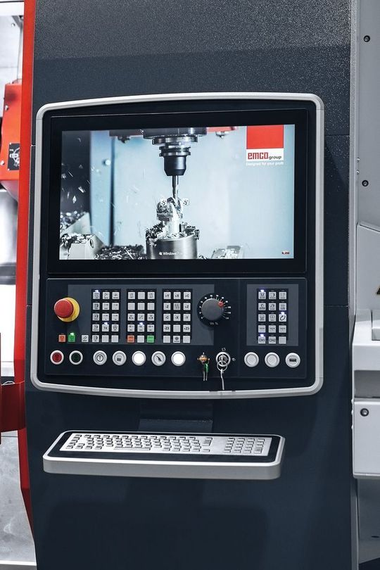 Die 22" Industrie-Touch-Bedieneinheit in Verbindung mit einem Industrie-PC