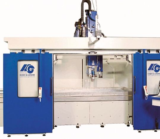 HG Grimme Systech präsentiert zur Moulding Expo 2019 die G-S-F/2S: eine Gantry-Shuttle-Maschine mit fahrbarem Shuttletisch. Hier ein Modell mit zwei Tischen dieser Art (Siehe auch Bildergalerie für die Vollansicht). Im Einsatz ist diese Anlage bereits bei einem Automobilzulieferer für die Endbearbeitung von Stoßfängern. Halle 9, Stand A27. HG Grimme Systech präsentiert zur Moulding Expo 2019 die G-S-F/2S: eine Gantry-Shuttle-Maschine mit fahrbarem Shuttletisch. Hier ein Modell mit zwei Tischen dieser Art (Siehe auch Bildergalerie für die Vollansicht). Im Einsatz ist diese Anlage bereits bei einem Automobilzulieferer für die Endbearbeitung von Stoßfängern. Halle 9, Stand A27.