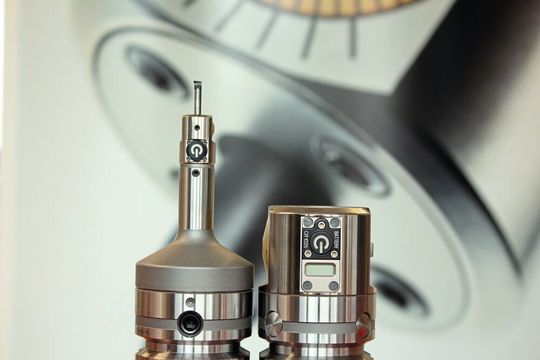 L'EWE Downsize fait partie de la nouvelle génération de têtes à aléser numériques de Big Kaiser mettant en oeuvre les concepts d'Industrie 4.0. Plus petite de sa catégorie elle est ici présentée en compagnie d'une de ses grandes soeurs. L'EWE Downsize fait partie de la nouvelle génération de têtes à aléser numériques de Big Kaiser mettant en oeuvre les concepts d'Industrie 4.0. Plus petite de sa catégorie elle est ici présentée en compagnie d'une de ses grandes soeurs.