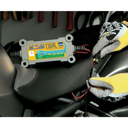 Mit dem GYS-Batterielade- und -Ladeerhaltungsgerät Gysflash 1.12-PL sind Motorradbatterien jederzeit startklar. Mit dem GYS-Batterielade- und -Ladeerhaltungsgerät Gysflash 1.12-PL sind Motorradbatterien jederzeit startklar.