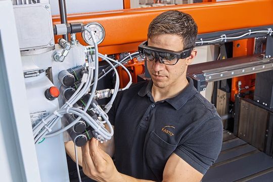 Avec VisualAssistance, KASTO a lancé une solution extrêmement innovante pour la télémaintenance de ses machines et installations sur le marché avec pour cœur du système une application interactive Avec VisualAssistance, KASTO a lancé une solution extrêmement innovante pour la télémaintenance de ses machines et installations sur le marché avec pour cœur du système une application interactive