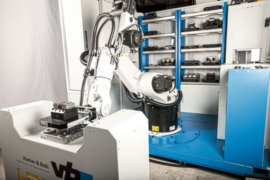 La cellule robotisée de Vischer & Bolli offre des solutions complètes pour l'automatisation des pièces et assemblages de 1 à 500 kg et des tailles de palettes jusqu'à 800 x 800 mm. La cellule robotisée de Vischer & Bolli offre des solutions complètes pour l'automatisation des pièces et assemblages de 1 à 500 kg et des tailles de palettes jusqu'à 800 x 800 mm.