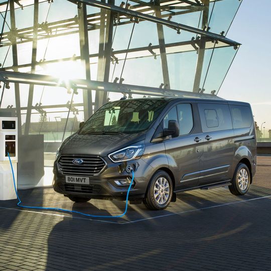 Ab Ende 2019 gibt es voraussichtlich den Tourneo Custom mit Plug-In-Hybrid-Antrieb. Ab Ende 2019 gibt es voraussichtlich den Tourneo Custom mit Plug-In-Hybrid-Antrieb.