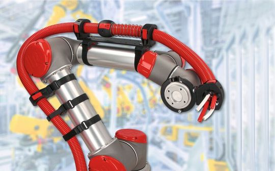 Ein flexibles Haltersystem von Murrplastik macht eine sichere Befestigung der Energiezuführung am Cobot möglich. Ein flexibles Haltersystem von Murrplastik macht eine sichere Befestigung der Energiezuführung am Cobot möglich.