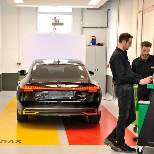 Carglass verfügt nun auch über ein eigenes Kompetenzcenter für die Kalibrierung von Assistenzsystemen. Carglass verfügt nun auch über ein eigenes Kompetenzcenter für die Kalibrierung von Assistenzsystemen.