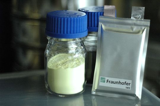 Prototypen von Batteriezellen der nächsten Generation werden am Fraunhofer IWS entwickelt. Im Projekt „Maliba“ wird die generische Lithiumanodentechnologie für Lithium-Schwefel-Batterien hoher volumetrischer Energiedichte eingesetzt. Prototypen von Batteriezellen der nächsten Generation werden am Fraunhofer IWS entwickelt. Im Projekt „Maliba“ wird die generische Lithiumanodentechnologie für Lithium-Schwefel-Batterien hoher volumetrischer Energiedichte eingesetzt.