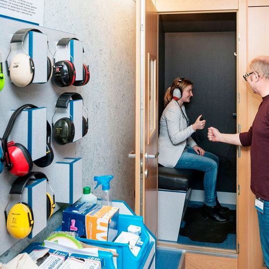Die BGHM besitzt einige mit Gehörtestkabinen ausgestattete Präventionsmobile. So kann der Arbeitgeber die Belegschaft direkt vor Ort testen lassen. Die BGHM besitzt einige mit Gehörtestkabinen ausgestattete Präventionsmobile. So kann der Arbeitgeber die Belegschaft direkt vor Ort testen lassen.