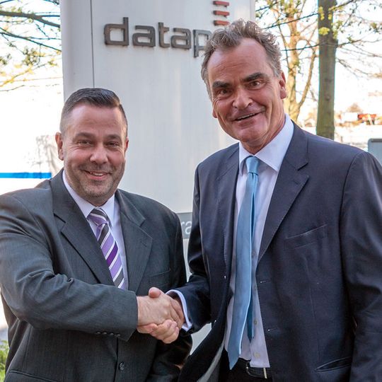 Andreas Reichel (rechts, Vorstand Technik Dataport) und Ministerialrat Dr. Bert Spadinger besiegeln, dass Dataport den IT-Betrieb für die Landespolizei Sachsen-Anhalt übernimmt. Andreas Reichel (rechts, Vorstand Technik Dataport) und Ministerialrat Dr. Bert Spadinger besiegeln, dass Dataport den IT-Betrieb für die Landespolizei Sachsen-Anhalt übernimmt.