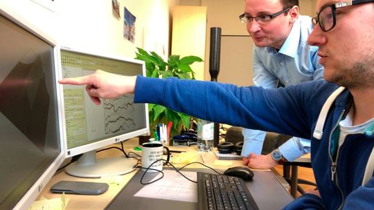 Clemens Zimmerling (links) und Julian Seuffert forschen am Institut für Fahrzeugsystemtechnik am KIT daran, wie man mithilfe von maschinellem Lernen die Herstellbarkeit eines Bauteils abschätzen kann.