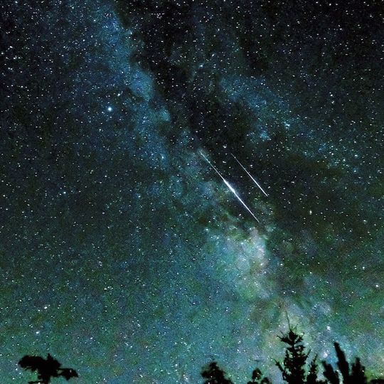 Sternschnuppen, die nicht vollständig verglühen, fallen als Meteoriten zu Boden. Sternschnuppen, die nicht vollständig verglühen, fallen als Meteoriten zu Boden.